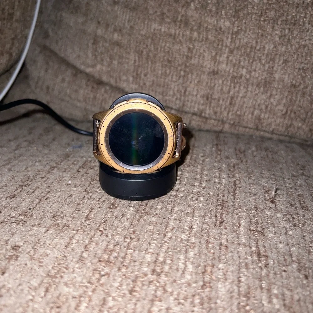 Samsung Gold Smartwatch Premium Design